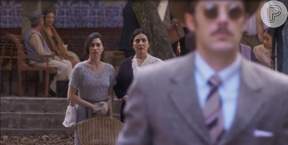 Tereza (Olívia Torres) e Delfina (Leticia Sabatella) vêem Fernão (Jayme Matarazzo) chegar, na novela 'Tempo de Amar'