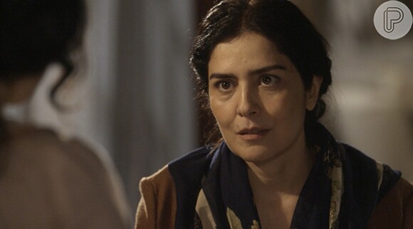 Delfina (Leticia Sabatella) finge passar mal para Fernão (Jayme Matarazzo) ir à Quinta e ter um momento próximo de Tereza (Olivia Torres) na novela 'Tempo de Amar'