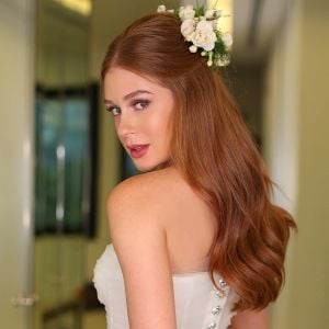 Marina Ruy Barbosa usou vestido de rendas assinado pelo designer de moda Sandro Barros na cerimônia religiosa de seu casamento com Xandinho Negrão