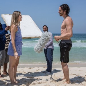 Cláudio (Gabriel Stauffer) encontra Simone (Juliana Paiva) na praia na novela 'A Força do Querer' 