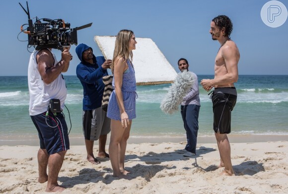 Cláudio (Gabriel Stauffer) encontra Simone (Juliana Paiva) na praia na novela 'A Força do Querer' 