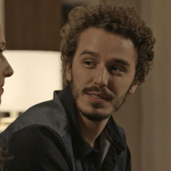 Ivan (Carol Duarte) fica surpreso ao saber que pode encontrar Cláudio (Gabriel Stauffer) na novela 'A Força do Querer'