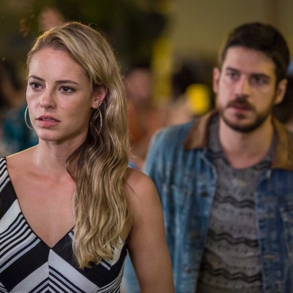Paolla Oliveira se divertiu com Marco Pigossi nos bastidores