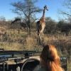 Marina Ruy Barbosa também se divertiu ao ver uma girafa 