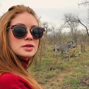 Marina Ruy Barbosa usa óculos grifados e faz trocadilho em safári nesta quarta-feira, dia 11 de setembro de 2017