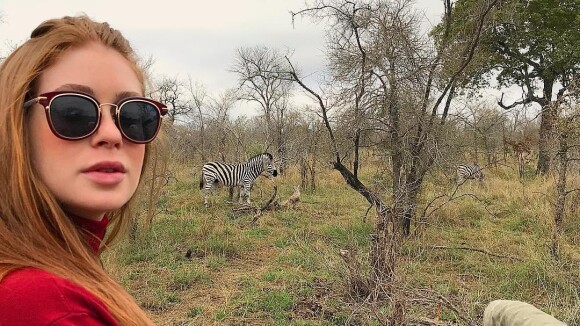 Marina Ruy Barbosa usa óculos grifados e faz trocadilho em safári: 'Deu zebra'