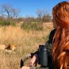 Marina Ruy Barbosa posa observando leão em foto postada no seu Instagram