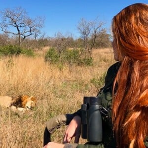 Marina Ruy Barbosa posa observando leão em foto postada no seu Instagram