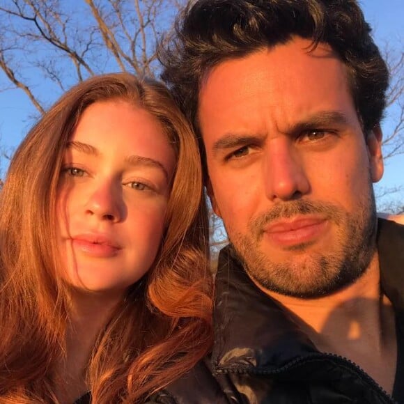 Marina Ruy Barbosa posou sem maquiagem ao lado do marido, Alexandre Negrão