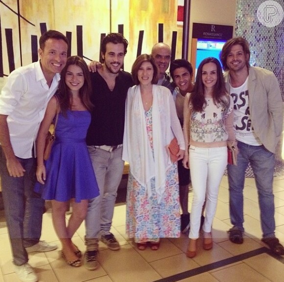 Dado Dolabella reunido com o elenco de 'Vitória' durante as gravações da novela em Curaçao