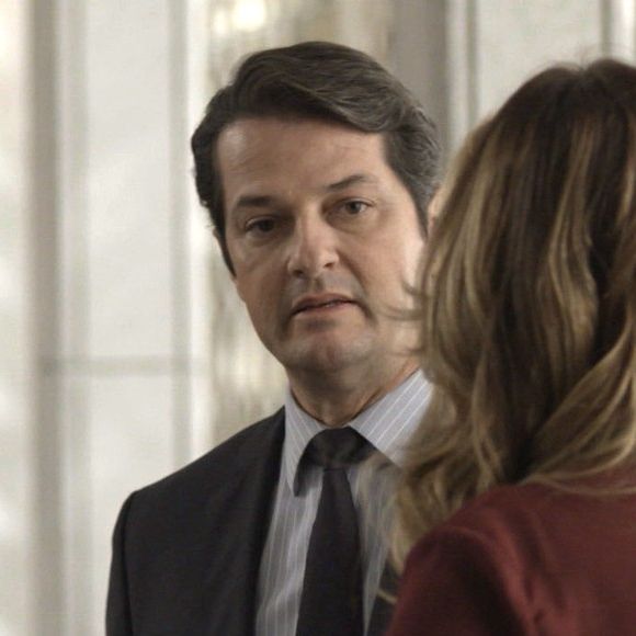 Malagueta (Marcelo Serrado) comenta com Maria Pia (Mariana Santos) que armou contra Eric (Mateus Solano), na novela 'Pega Pega'