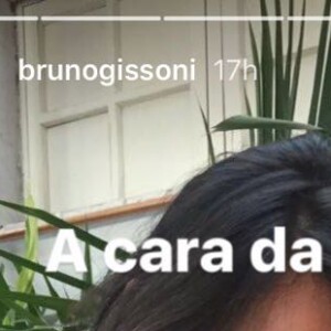 Bruno Gissoni, com filha, Madalena, em bolsa canguru, a suja ao comer em vídeo postado por ele nesta quinta-feira, dia 11 de outubro de 2017