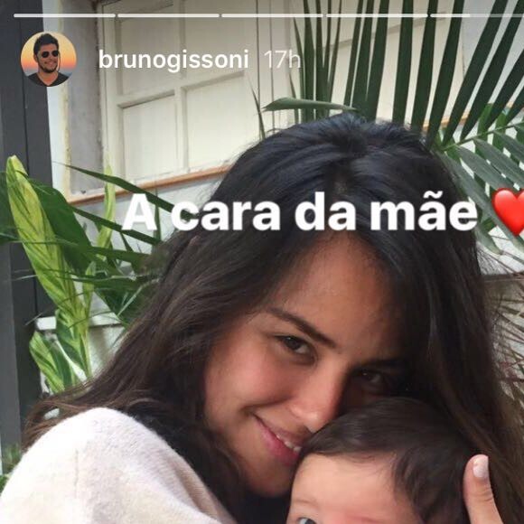 Bruno Gissoni, com filha, Madalena, em bolsa canguru, a suja ao comer em vídeo postado por ele nesta quinta-feira, dia 11 de outubro de 2017