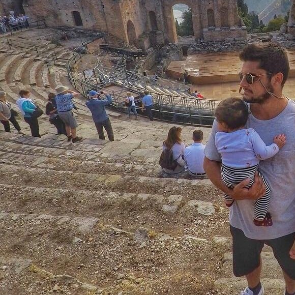 Bruno Gissoni, com filha, Madalena, em bolsa canguru, a suja ao comer em vídeo postado por ele nesta quinta-feira, dia 11 de outubro de 2017