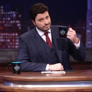 Danilo Gentili rebateu as críticas após ser acusado de dar bebida álcoolica para Maisa Silva no 'The Noite'