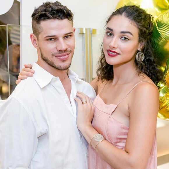 José Loreto exibiu barriguinha de 3 meses de gravidez de Débora Nascimento, sua mulher, nesta quinta-feira, dia 12 de outubro de 2017