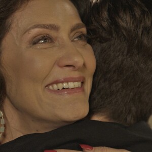 Joyce (Maria Fernanda Cândido) comemora o sucesso da cirurgia de Ivan (Carol Duarte), na novela 'A Força do Querer'