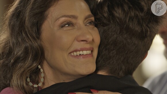 Joyce (Maria Fernanda Cândido) comemora o sucesso da cirurgia de Ivan (Carol Duarte), na novela 'A Força do Querer'