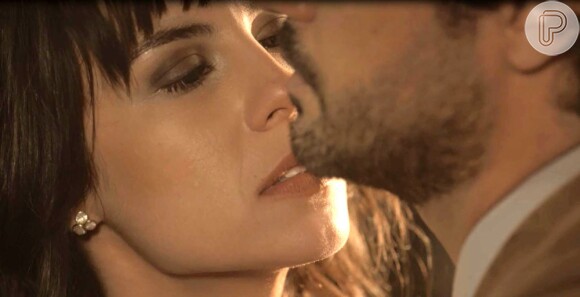 Inácio (Bruno Cabrerizo) beija Lucinda (Andreia Horta) e depois pede desculpas, na novela 'Tempo de Amar'
