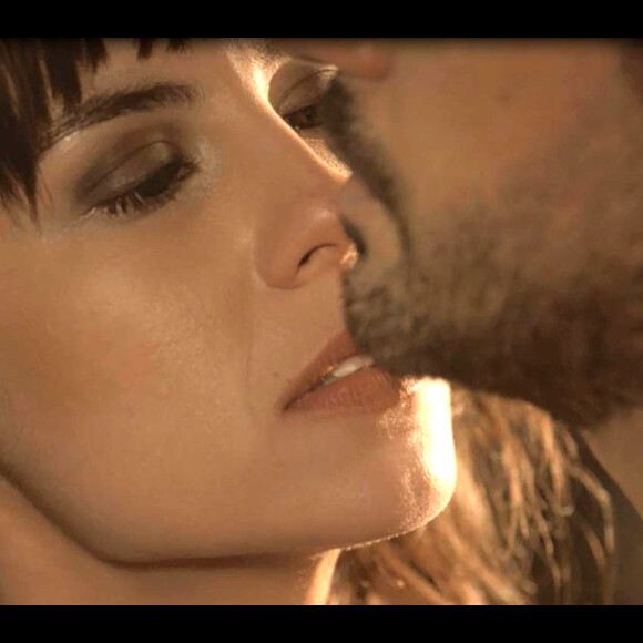 Inácio (Bruno Cabrerizo) beija Lucinda (Andreia Horta) e depois pede desculpas, na novela 'Tempo de Amar'