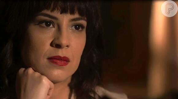 Lucinda (Andreia Horta) joga remédios de Inácio (Bruno Cabrerizo) fora, para evitar que ele recupere a visão, na novela 'Tempo de Amar', em 21 de outubro de 2017