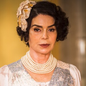 Emília (Françoise Forton) vê Lucinda (Andreia Horta) jogar os remédios de Inácio (Bruno Cabrerizo) fora, na novela 'Tempo de Amar'