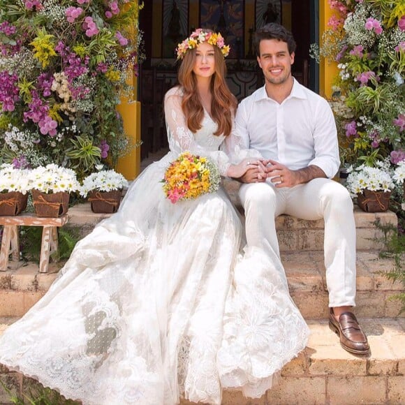 Marina Ruy Barbosa e Xandinho Negrão no dia do casamento na capela  