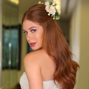 Marina Ruy Barbosa usou vestido de rendas assinado pelo designer de moda Sandro Barros na cerimônia religiosa de seu casamento com Xandinho Negrão