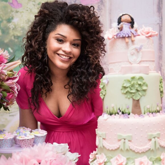 Juliana Alves usa a web para mostrar o rosto da filha, Yolanda