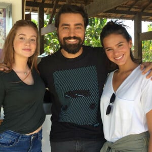 Marina Ruy Barbosa posou nos bastidores de 'Deus Salve o Rei' com Bruna Marquezine e Ricardo Pereira