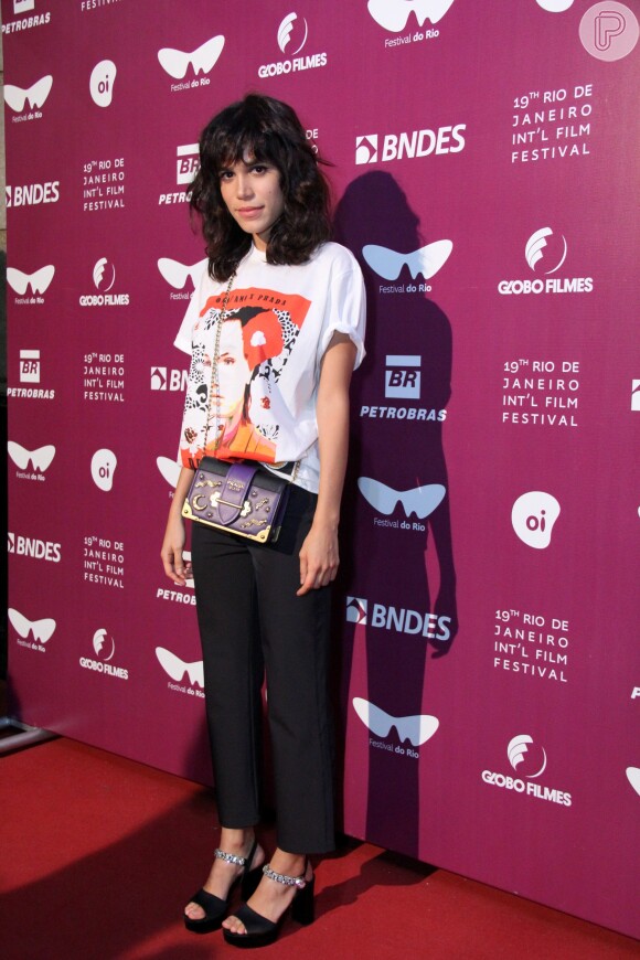 Carla Salle apostou em um visual fashion e descolado para o Festival do Rio, em 12 de outubro de 2017