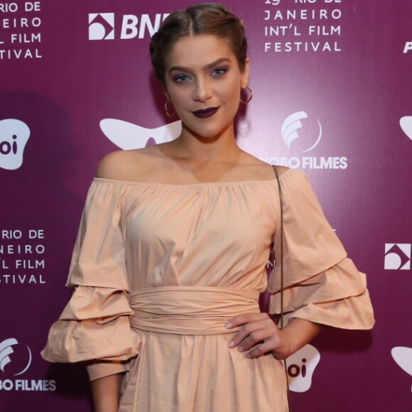 Isabella Santoni marcou presença no Festival do Rio com vestido nude e acessórios metálicos na noite de 7 de outubro de 2017