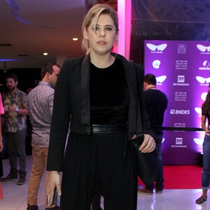 No dia seguinte, em 7 de outubro de 2017, Bárbara Paz apostou em um look all black com calça cropped para o Festival do Rio