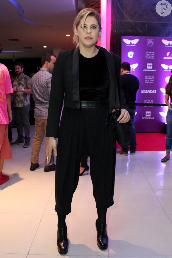 No dia seguinte, em 7 de outubro de 2017, Bárbara Paz apostou em um look all black com calça cropped para o Festival do Rio