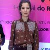 Marjorie Estiano combinou a camisa marrom com os sapatos no Festival do Rio, em 7 de outubro de 2017
