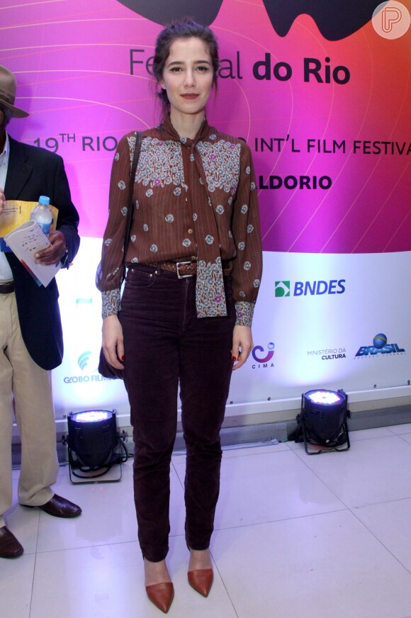 Marjorie Estiano combinou a camisa marrom com os sapatos no Festival do Rio, em 7 de outubro de 2017