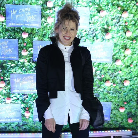 Com um look preto e branco estiloso, Bárbara Paz prestigiou a festa do filme 'Me Chama Pelo Seu Nome' na Gávea, durante o Festival do Rio, em 6 de outubro de 2017 