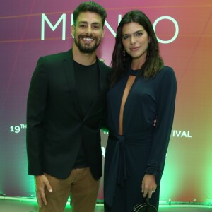 Mariana Goldfarb, namorada de Cauã Reymond, apostou em um macacão azul-petróleo para ir ao Festival do Rio em 6 de outubro de 2017