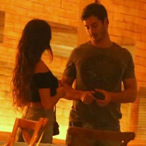 Isis Valverde jantou com o namorado, André Resende, após gravação da novela 'A Força do Querer'