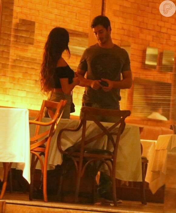 Isis Valverde jantou com o namorado, André Resende, após gravação da novela 'A Força do Querer'