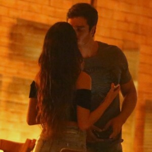 Isis Valverde ganhou beijo do namorado, André Resende, após jantar