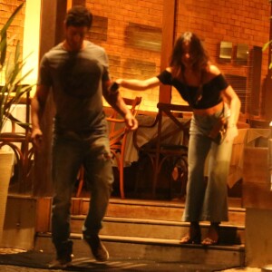 Isis Valverde levou susto ao ver um barata na saída do restaurante, na madrugada desta sexta-feira, 13 de outubro de 2017
