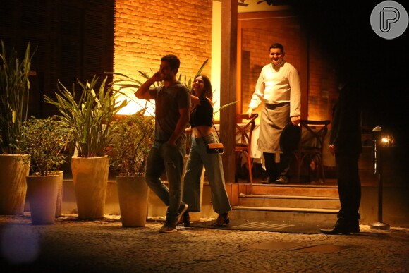 Isis Valverde curtiu jantar com o namorado, André Resende, na Barra da Tijuca, na Zona Oeste do Rio de Janeiro