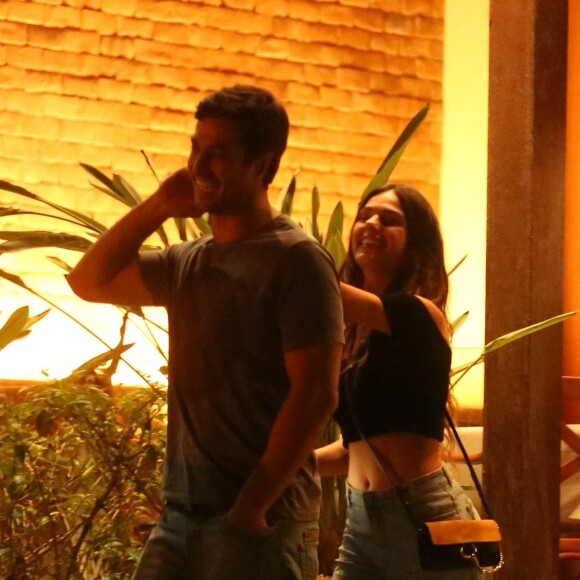Isis Valverde curtiu jantar com o namorado, André Resende, na Barra da Tijuca, na Zona Oeste do Rio de Janeiro