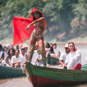 Anitta teve pajé abençoando equipe em clipe na Amazônia nesta sexta-feira, dia 13 de outubro de 2017