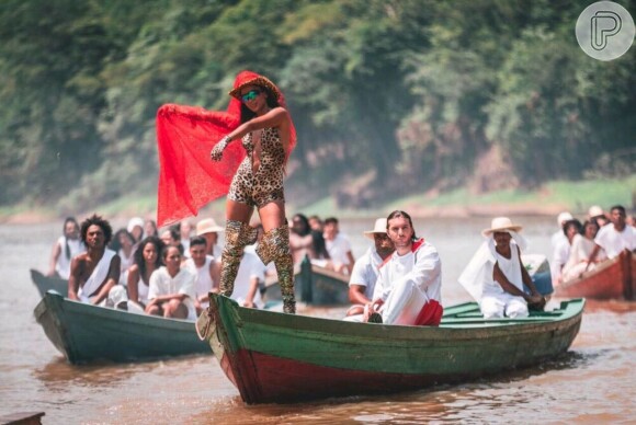 Anitta teve pajé abençoando equipe em clipe na Amazônia nesta sexta-feira, dia 13 de outubro de 2017