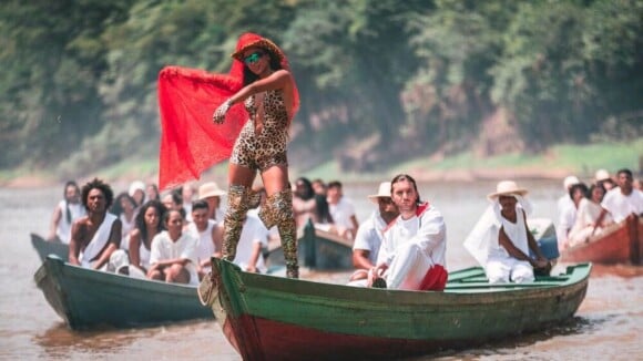 Anitta teve pajé abençoando equipe em clipe na Amazônia: 'Locais nos ajudaram'
