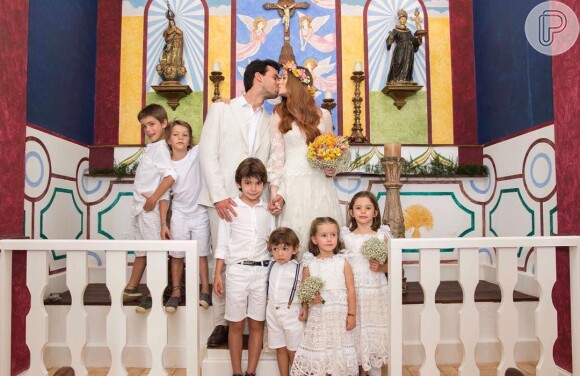 Marina Ruy Barbosa e Xande Negrão posam com crianças da família do noivo na capela