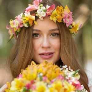 Marina Ruy Barbosa optou por uma maquiagem básica e coroa de flores na cabeça para o casamento religioso