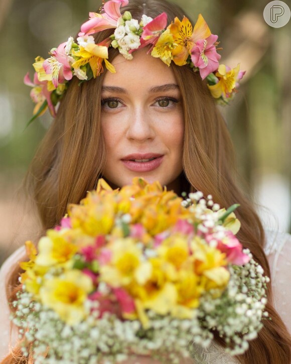 Marina Ruy Barbosa optou por uma maquiagem básica e coroa de flores na cabeça para o casamento religioso